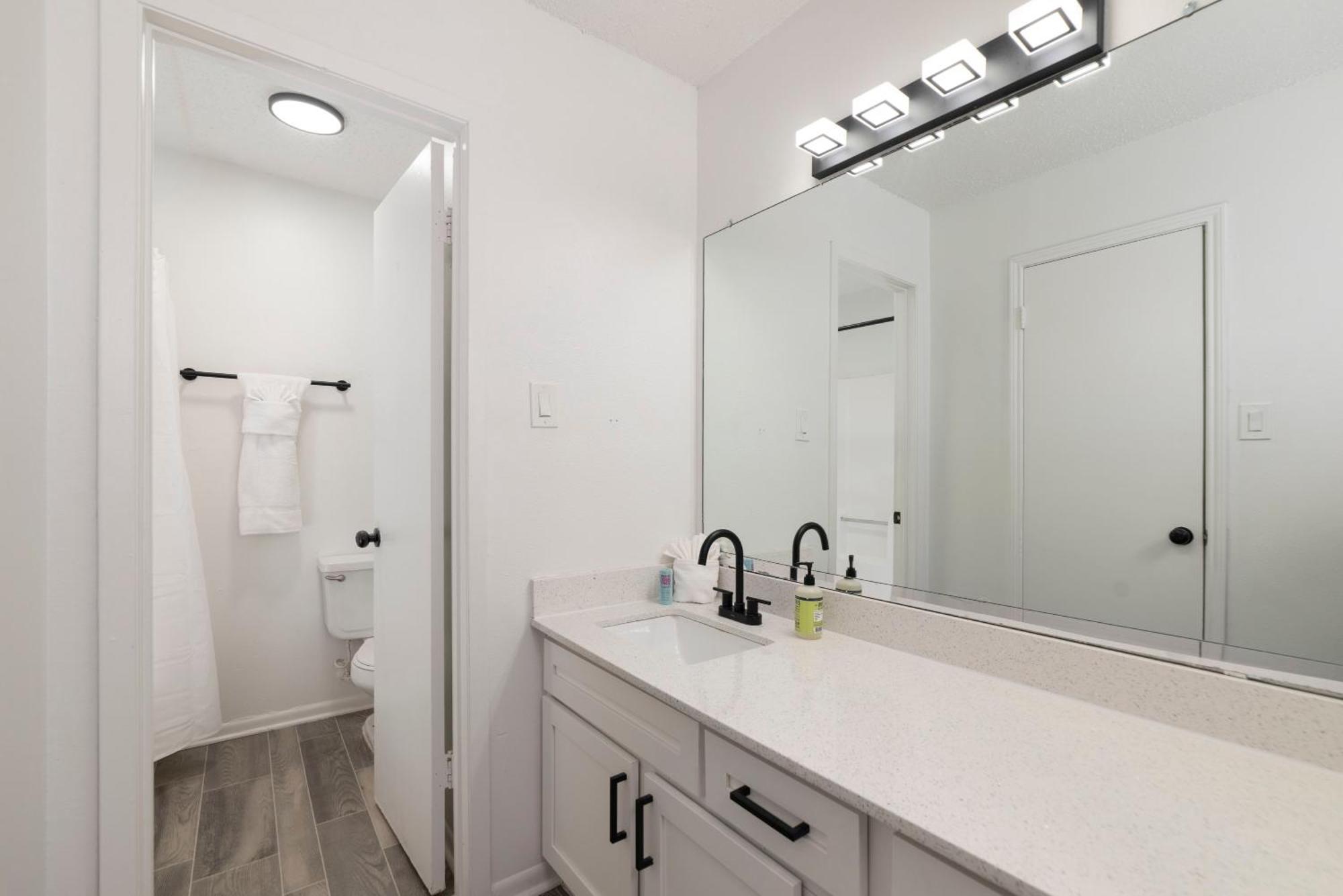 Comfortable 2br - Pool Near Major Attractions Apartment *